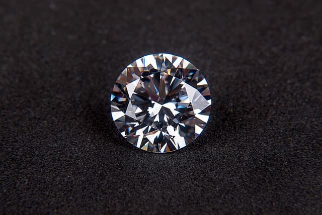 Cubic zirconia that hot sale looks like a diamond